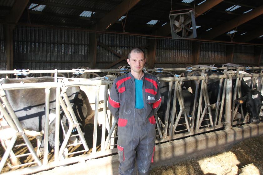 
						Florian Lairie, en produisant et transformant ses céréales, réalise une économie d’environ 100 € par tonne d’aliment.
							© Denis Lehé